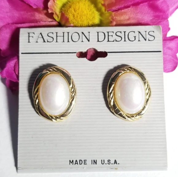 Relisted -Vintage pearly earrings on original card gold tone pierced iridescent - Picture 1 of 12